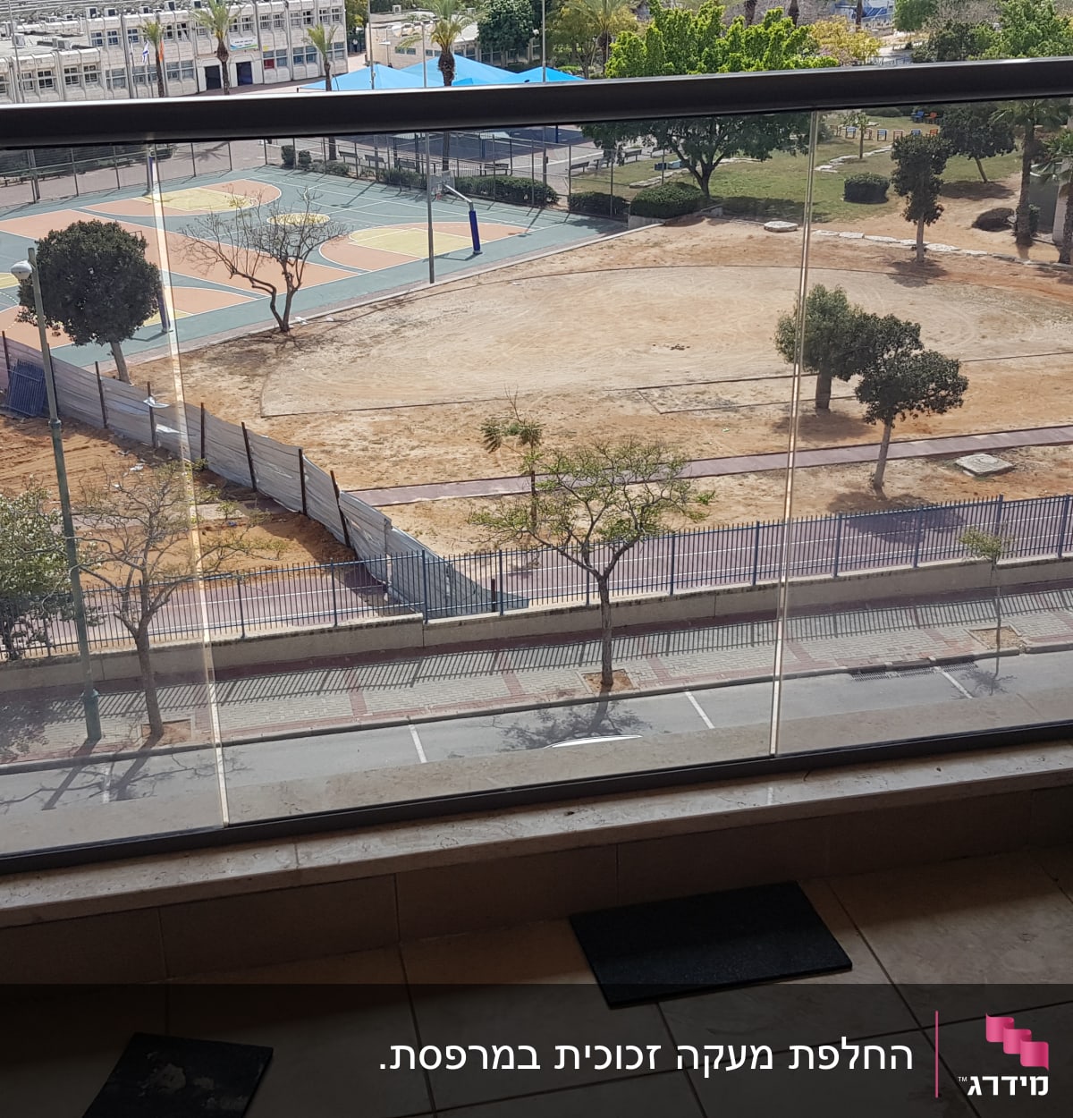 מעקה זכוכית במרפסת עם נוף חיצוני